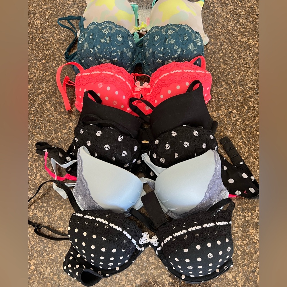 Lot of Victoria secret bras (7)